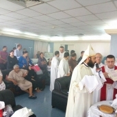 بالصور| قداس لـ"الأرثوذكسية" داخل مستشفى ناصر لمصابي حادث المنيا