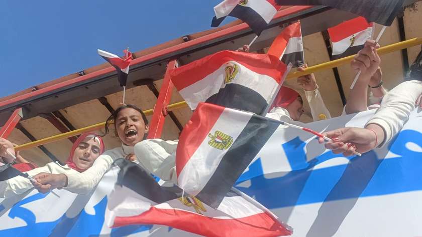تلاميذ الإسكندرية يشجعون المواطنين في الإسكندرية
