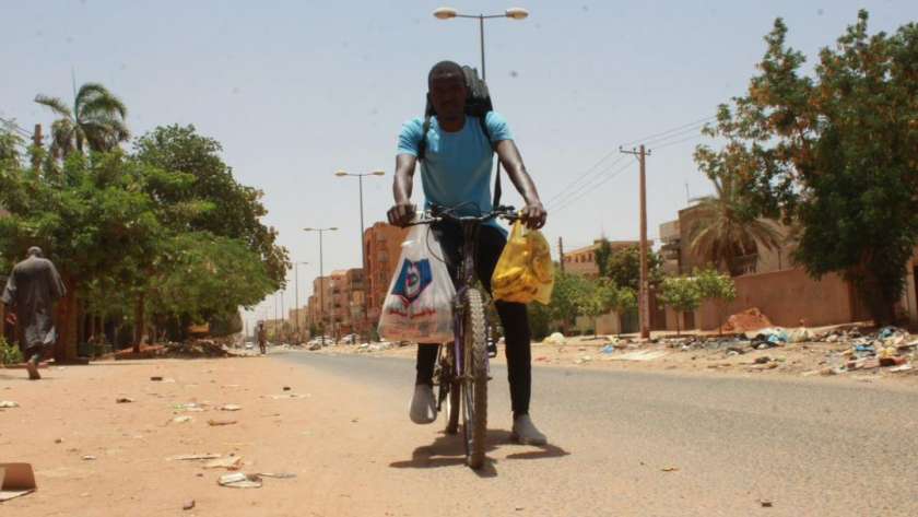 محمد الطاهر على متن دراجته في شوارع الخرطوم