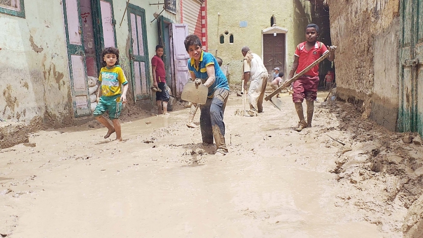 مياه السيول أغرقت شوارع قرية «أولاد الشيخ» فى سوهاج