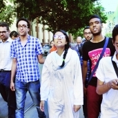 «ماهينور» مع عدد من النشطاء «صورة أرشيفية»