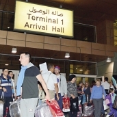 عدد من السياح أثناء وصولهم إلى مطار شرم الشيخ