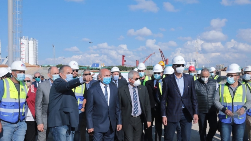 وزير النقل يتابع تنفيذ المشروعات الخدمية بمينائي الدخيلة والاسكندرية