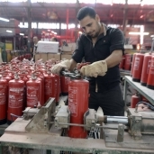 صناعة طفايات الحريق داخل أحد مصانع الهيئة العربية للتصنيع