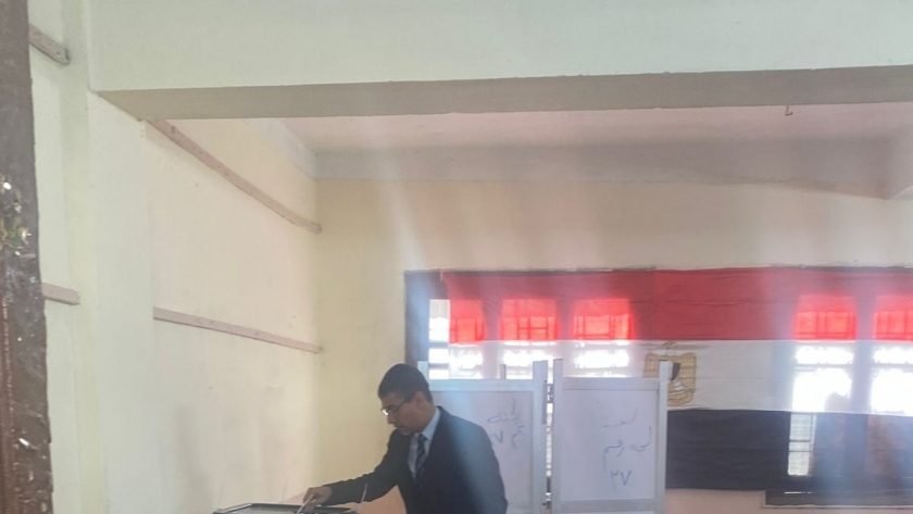 أثناء إدلاء النائب محمد صلاح البدري بصوته في الانتخابات