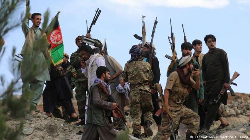 عناصر من الجيش الأفغاني ومواطنون يدافعون عن إحدى الولايات