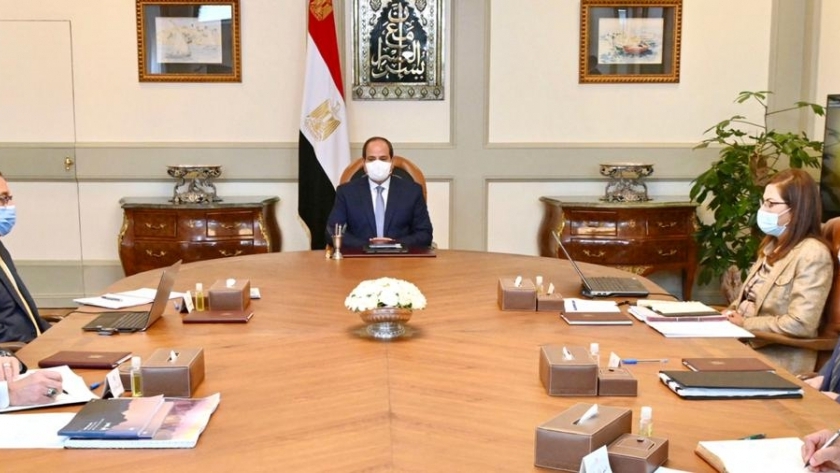 الرئيس يراجع استعراض مشروعات تنمية الساحل الشمالي الغربي لمصر
