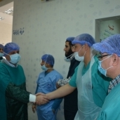 المحافظ خلال متابعته مبادرة يوم فى حب مصر بمستشفى ابوحمص