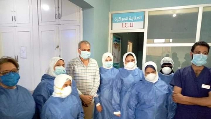 تامر مرعى وكيل وزارة الصحة بالبحر الأحمر مع الطاقم الطبي بمستشفى العزل بالغردقة