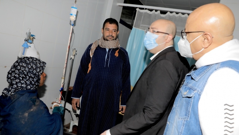 محافظ بني سويف يزور مصابي حادث الطريق الصحراوي بالمستشفى التخصصي