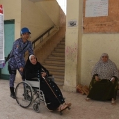 سيدة مسنة  تشكر محافظ الإسكندرية علي مساعدتها للإدلاء بصوتها الانتخاب