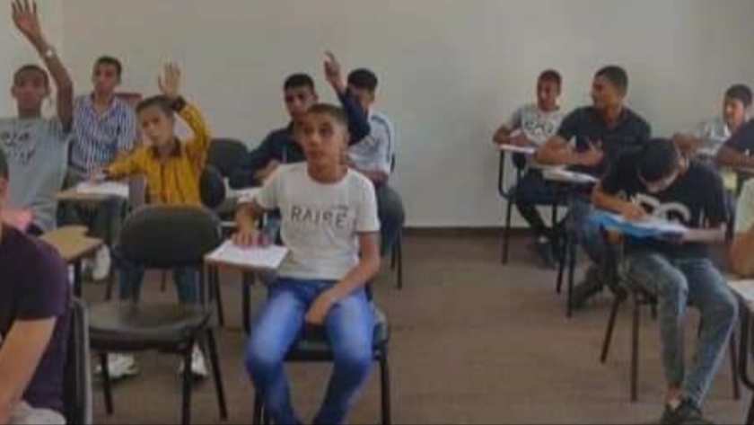 طلاب المدرسة الفنية الصناعية بالإسكندرية تعليم مزدوج