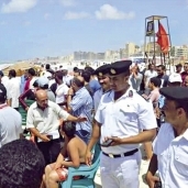 قوات الشرطة خلال إخلاء الشاطئ من المصطافين