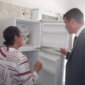 عضو هيئة الرقابة الإدارية بالفيوم يفحص الأمصال والأدوية بثلاجة وحدة صحية