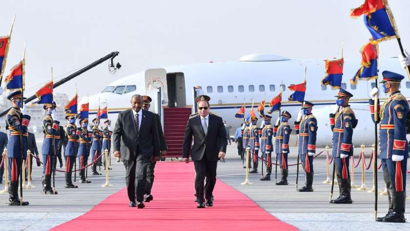 الرئيس عبدالفتاح السيسى خلال استقباله «البرهان» فى مطار القاهرة أمس