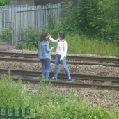 مراهقتان بريطانيتان تلتقطان السيلفي فوق سكة الحديد