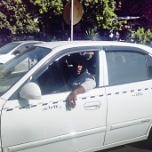 «محمد» سائق تاكسى يعانى مع الركاب بسبب التعريفة الجديدة