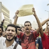 طلاب الثانوية العامة يتظاهرون أمام وزارة التعليم «صورة أرشيفية»