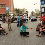 الاهالى يغلقون الشارع ببورسعيد بسبب تظلمات الإسكان