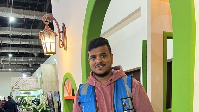 محمد أحمد متجطوع في جناح حياة كريمة بمعرض الكتاب