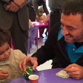 بالصور| كاظم الساهر يزور أطفالا في أماكن النزاع بعد تعيينه سفيرا بـ"يونيسيف"