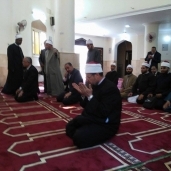وزير الاوقاف يصلي في مسجد قرية زهره