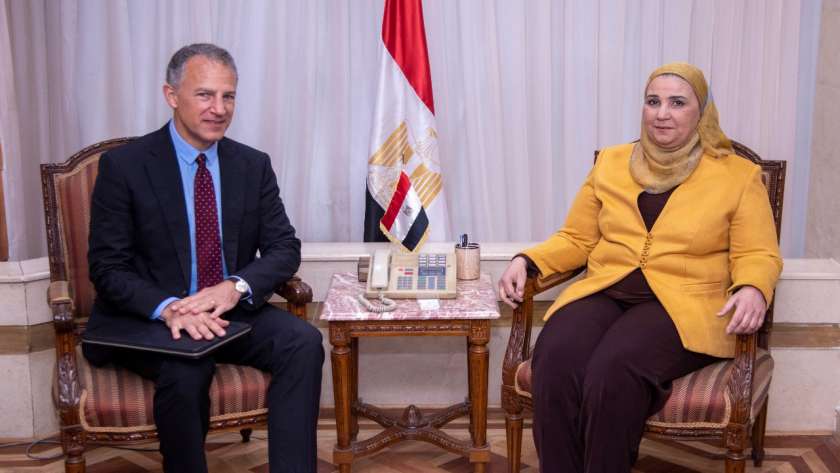 وزيرة التضامن الاجتماعى  خلال استقبالها  السفير الامريكى بالقاهرة 