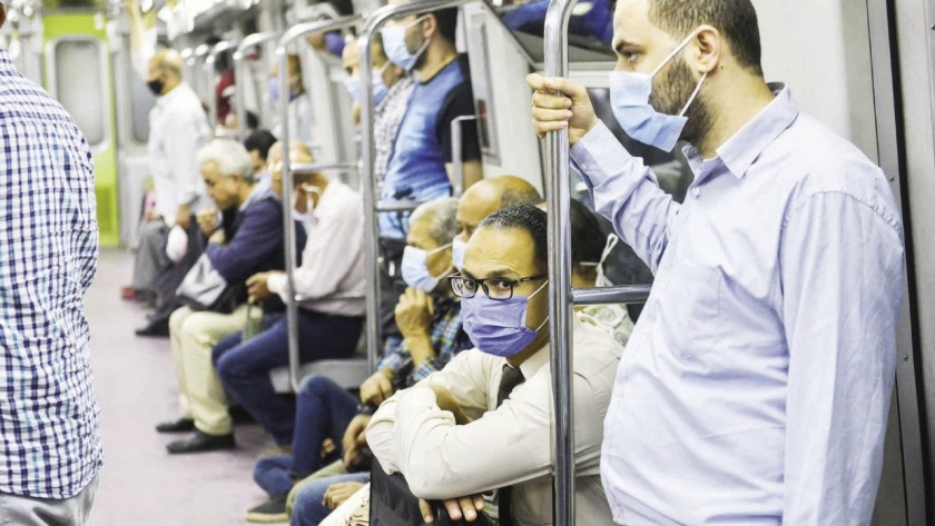 ركاب مترو الأنفاق يلتزمون بارتداء الكمامات الطبية - صورة أرشيفية