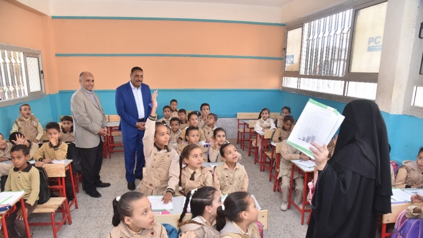 محافظ مطروح خلال زيارته مدرسة طارق بن زياد