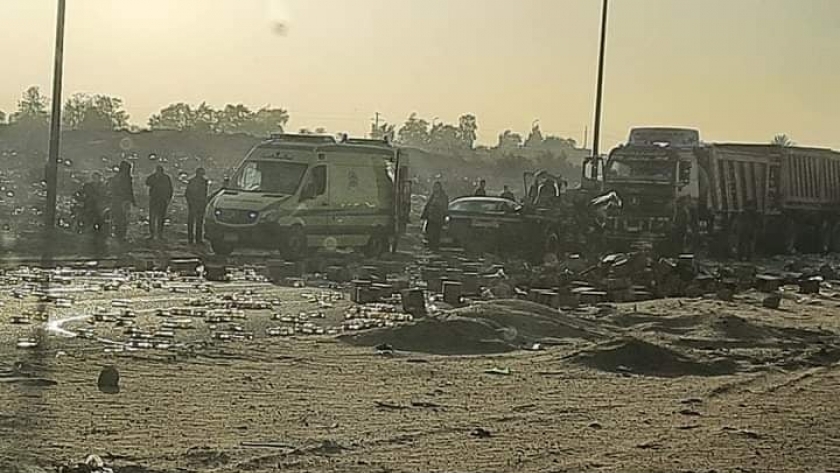 انقلاب «شاحنة زيت» بعد اصطدامها بـ«جامبو» على طريق بلبيس (صور)