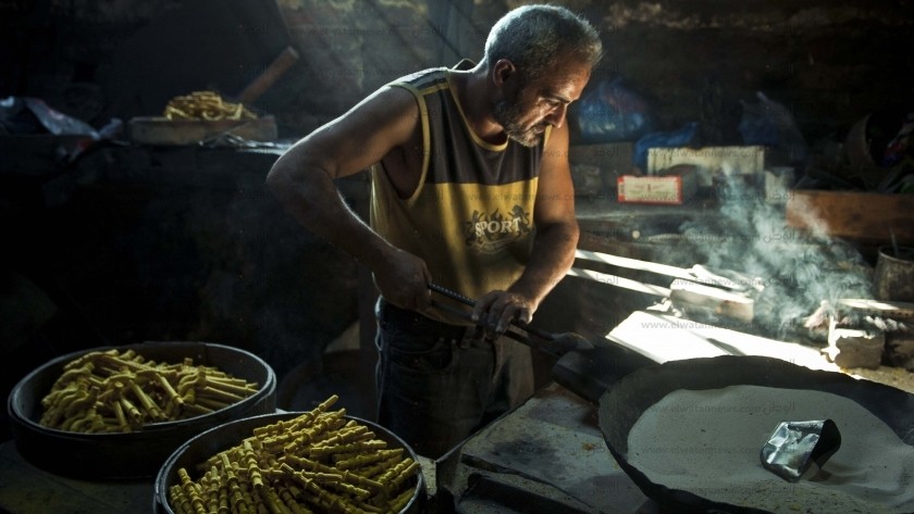 أحد العمال فى ورشة سباكة معادن بالإسكندرية