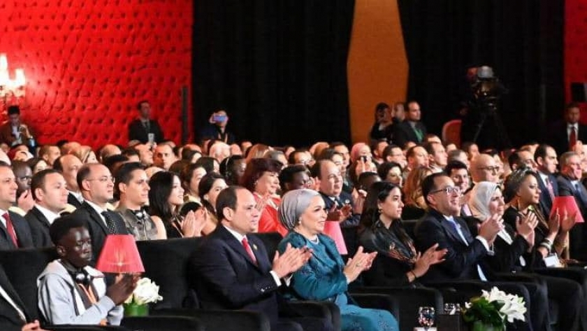 الرئيس عبدالفتاح السيسي وقرينته في مسرح شباب العالم