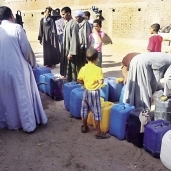 عدد من أهالى قرية «الجبيرات» بسوهاج ينتظرون «الدور» للحصول على المياه