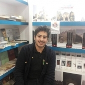 أحد المشرفين فى جناح فلسطين بمعرض الكتاب