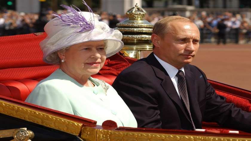 الرئيس الروسي فلاديمير بوتين والملكة إليزابيث الثانية