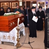 رهبان الدير أثناء صلاة الجنازة على الأنبا «أبيفانيوس»