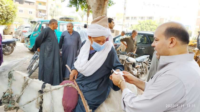 المسن علي حماره يدلي بصوته