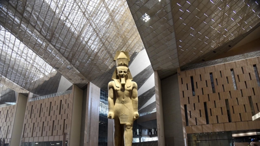 تمثال الملك رمسيس الثاني في المتحف المصري الكبير