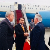 بالصور| نائب مساعد وزير الخارجية للمراسم يودع وزير الخارجية الأمريكي