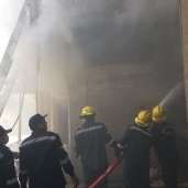 اندلاع حريق هائل بمخازن منزل سكي يحوي مواد بلاستيكية بالمحلة 