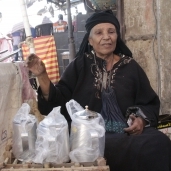 «سميرة» بائعة الأدوات المنزلية فى سوق إمبابة