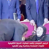 الرئيس السيسي يقبل يد أم شهدين