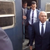 صورة للفريق كامل الوزير خلال تفقده محطة مصر