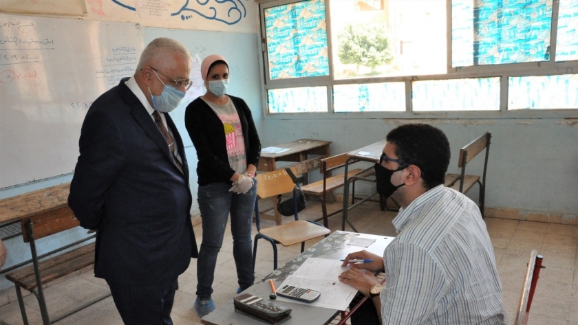 الدكتور طارق شوقي وزير التعليم أثناء تفقده إحدى اللجان «أرشيفية»