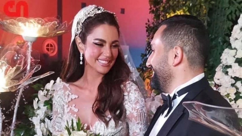 درة وزوجها هاني سعد خلال حفل زفافهما