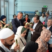 رئيس "مصر للطيران" يستقبل الحجيج بـ"الورود"