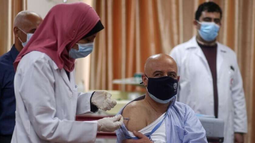 التطعيم ضد فيروس كورونا في قطاع غزة