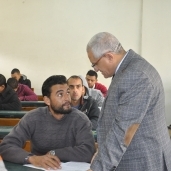 رئيس جامعة المنيا يتفقد أمتحانات منتصف العام