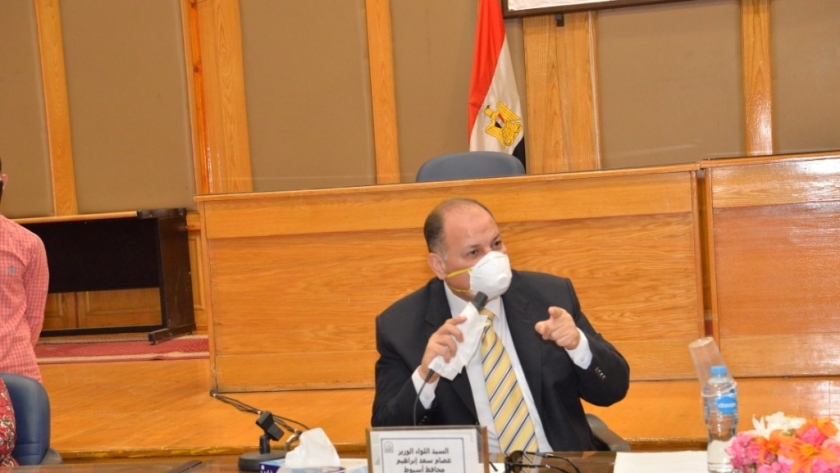 اللواء عصام سعد محافظ أسيوط خلال مشاركته بمجلس الجامعة