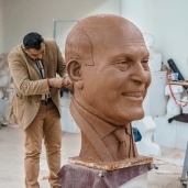 أستاذ نحت بجامعة أسيوط  يصمم تمثالا للدكتورمجدى يعقوب في ثلاثة أسابيع